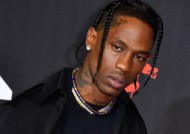 特拉维斯·斯科特(Travis Scott)在镜头前摆姿势，但没人注意:看